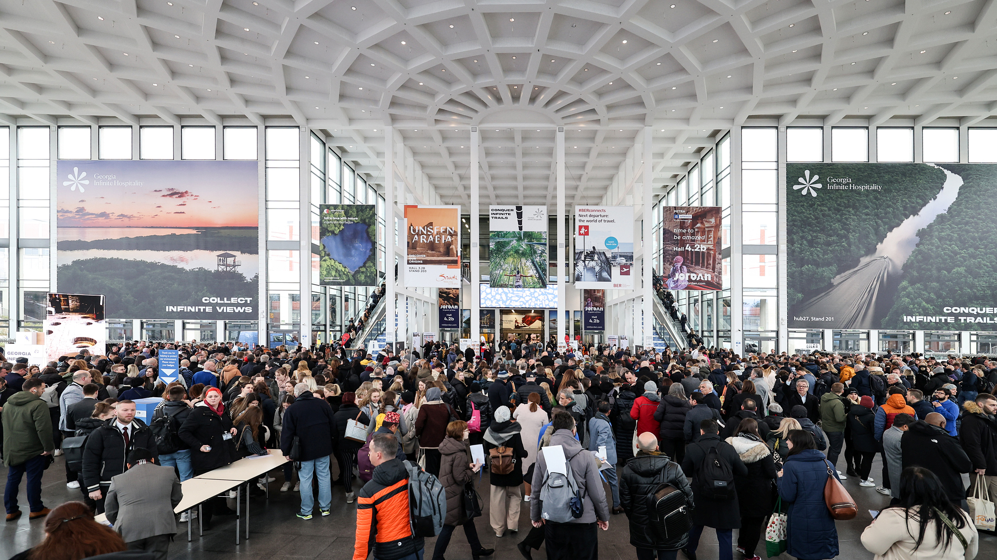 Blick in eine Messehalle während der ITB