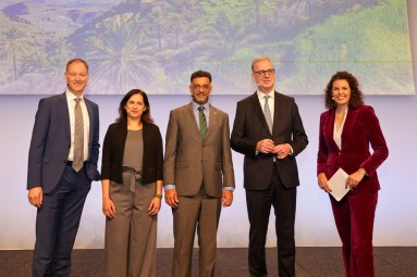 Die Teilnehmenden der Eröffnungspressekonferenz stehen nebeneinander auf dem Podium.