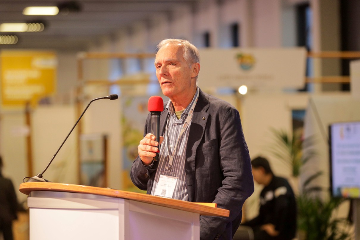 Speaker Klaus Ehrlich von RuralTour spricht auf der Bühne zum Publikum.