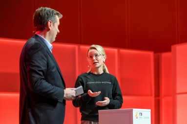 Zwei Speaker diskutieren auf der Bühne