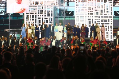 Die Künstlerinnen und Künstler werden gegen Ende der Eröffnungs-Gala auf der Bühne von den Anwesenden im Saal bejubelt. 