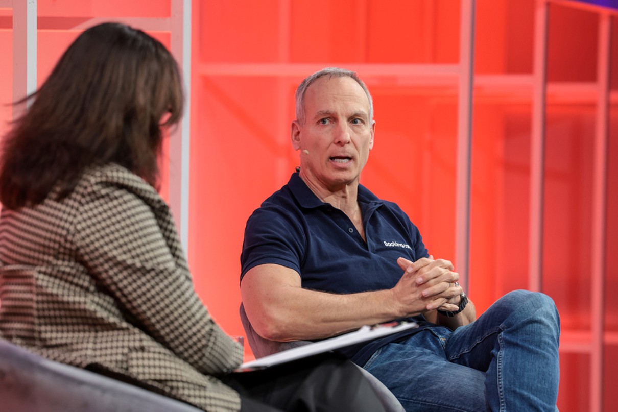 Glenn Fogel auf der Bühne im Gespräch