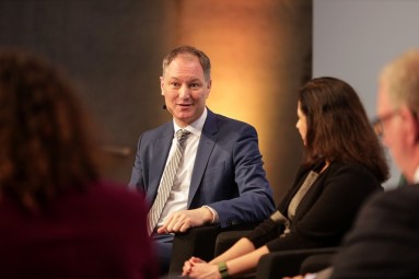 Dr. Mario Tobias im Gespräch auf dem Panel