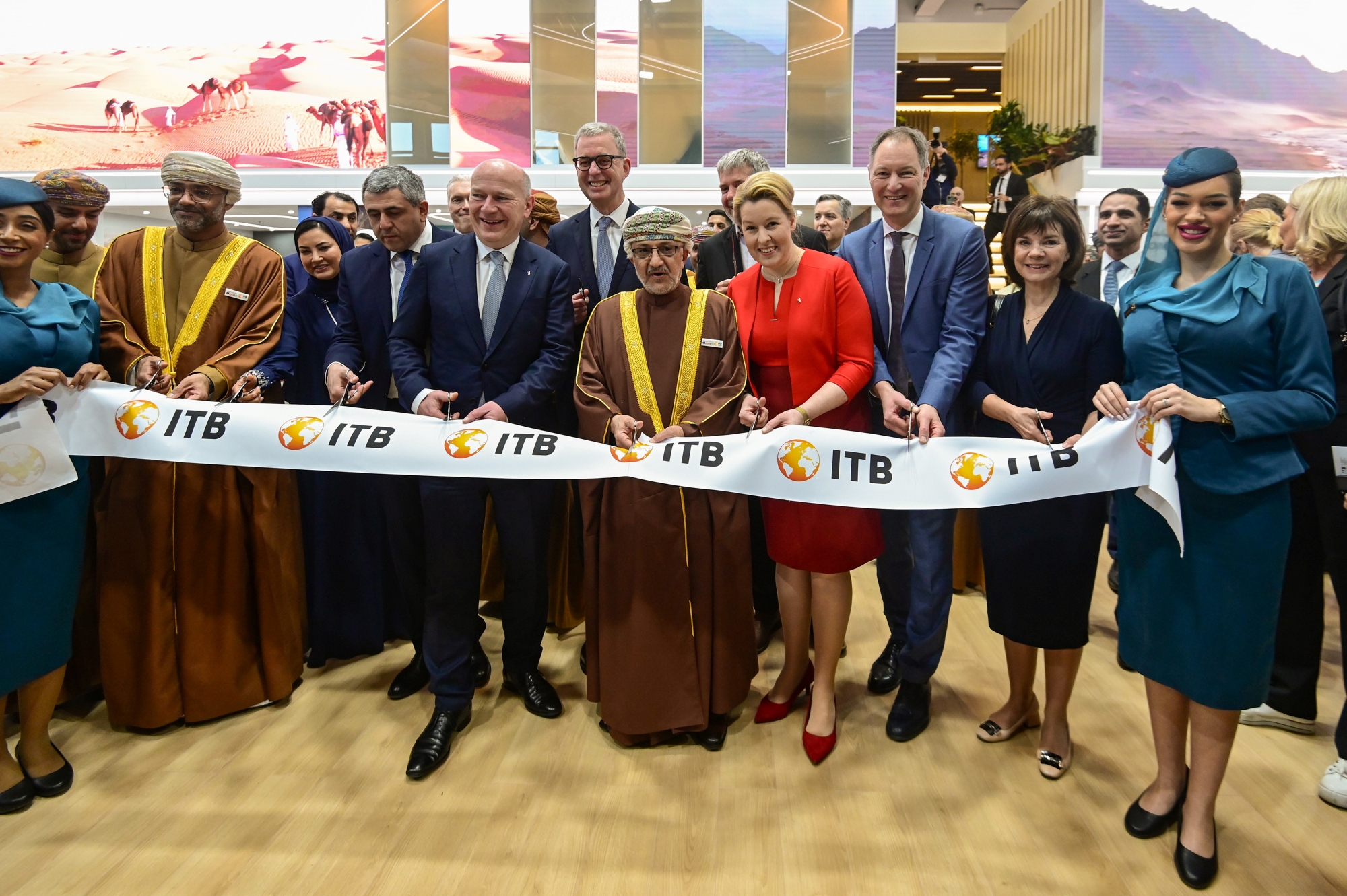 Das Ribbon-Cutting im Rahmen des Eröffnungsrundgangs der ITB Berlin 2024. 