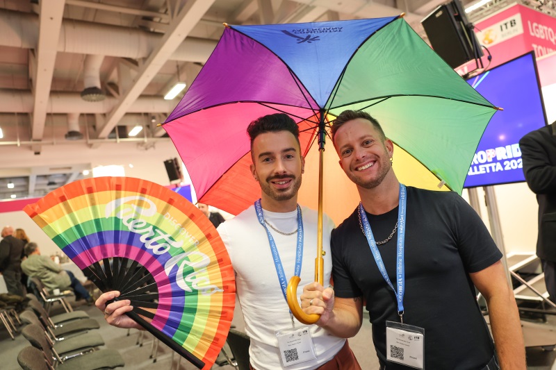 Zwei Besucher des LGBTQ+ Pavillions der ITB Berlin