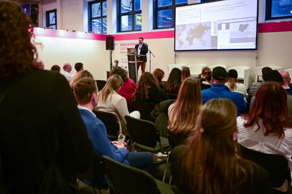 Publikumsbild des LGBTQ+ Tourism Pavilion 