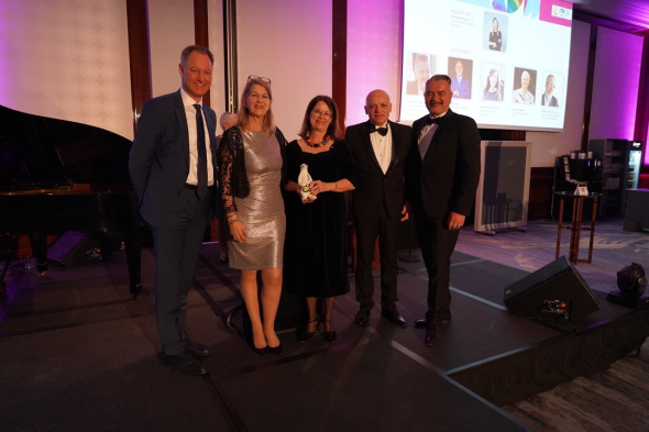 Gruppenfoto der Gäste der ITB Berlin Diversity Gala auf der Bühne 