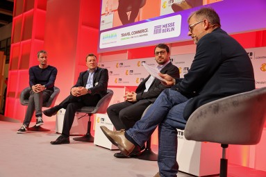 Vier Menschen sitzen auf der Bühne und diskutieren