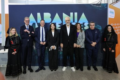 Premierminister Rama, Messe-CEO Tobias, DRV-Präsident Fiebig und Mitra Sorrells von Phocuswright vor dem Albanien-Logo 