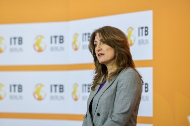 Mitra Sorrells von Phocuswright spricht zum Publikum