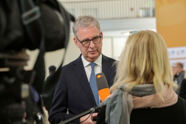 Der Präsident vom Deutschen Reiseverband spricht über den deutschen Reiseverband. 