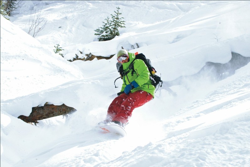 Snowboarder im Gebirge