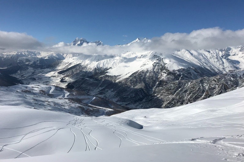 Heliskiing and helibiking, ski tours and more: adrenalin guaranteed Heliskiing and helibiking, ski tours and more: adrenalin guaranteed