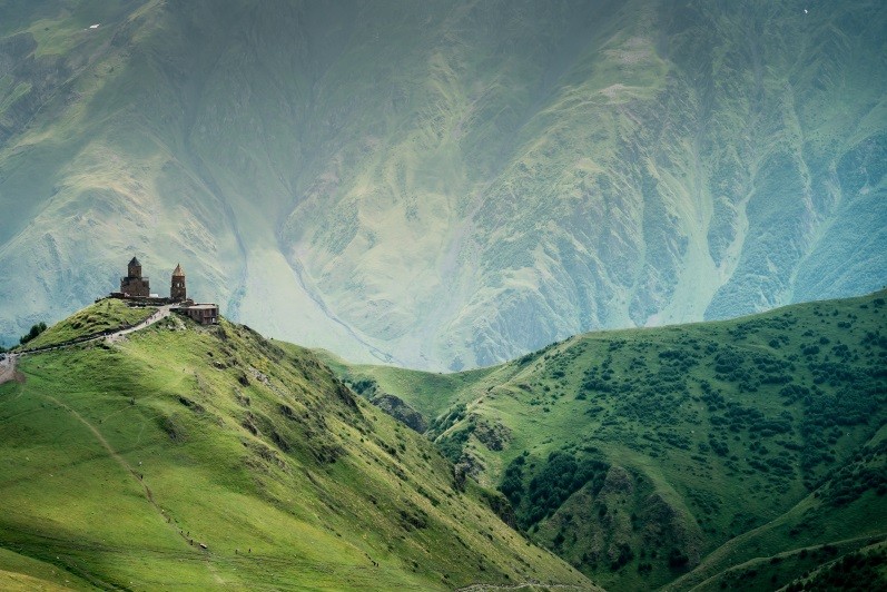 Erfolg bei der Quadratur des Kreises: Pro-Kopf-Umsatz durch Besucher*innen in Georgien deutlich gestiegen 