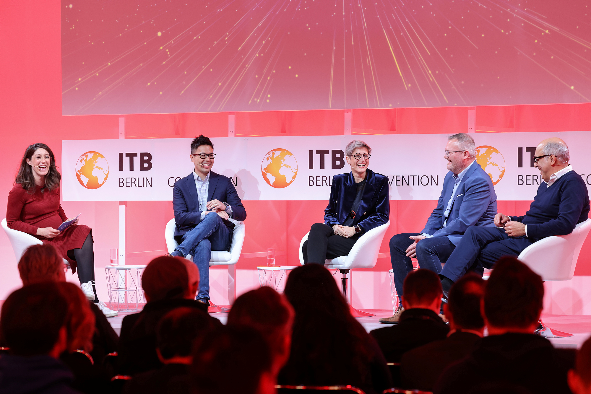 eTravel Stage der ITB Berlin. Speaker sitzend auf der Bühne.